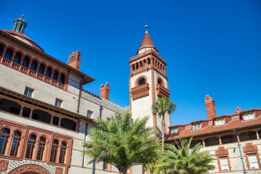 St. Augustine Flagler Koleji, Florida. Ağaçlarla ve güzel mavi gökyüzüyle dış görünüş.