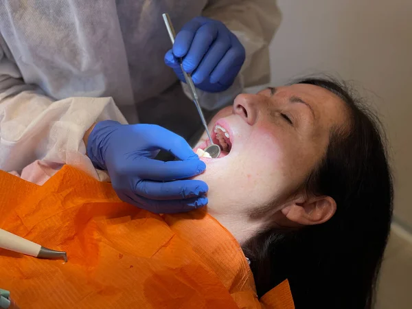 Vrouw Ondergaan Tandheelkundige Reiniging Tandarts Studio — Stockfoto