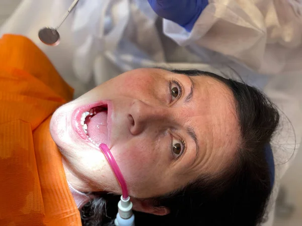 Donna Sottoposta Pulizia Dentale Nello Studio Dentistico — Foto Stock