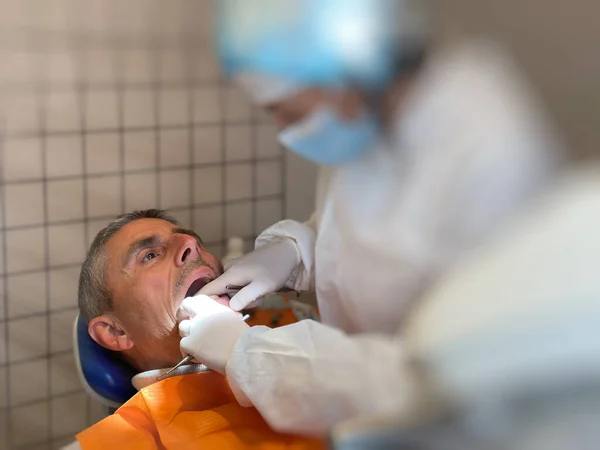 Adattando Morso Nella Bocca Dell Uomo Dentista Dtudio — Foto Stock