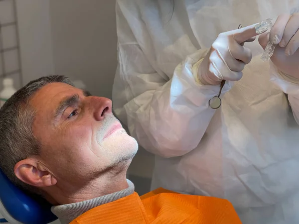 Homem Feliz Cadeira Estúdio Dentista Dentista Mostra Lhe Mordida — Fotografia de Stock