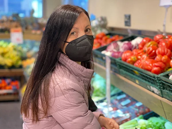 Gelukkig Vrouw Dragen Zwart Mond Gezicht Masker Voedsel Supermarkt — Stockfoto