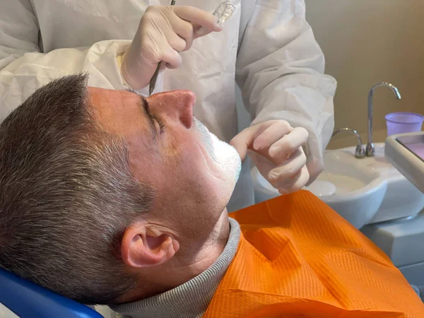 Homem Feliz Cadeira Estúdio Dentista Dentista Mostra Lhe Mordida — Fotografia de Stock
