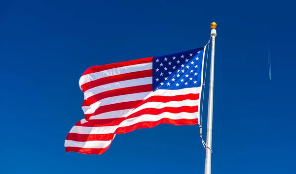 飘扬着美国国旗 背衬着蓝天和飞机 旅行和假日概念 — 图库照片