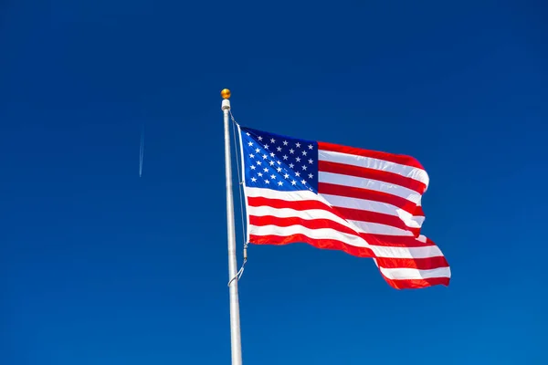 Bandera Los Estados Unidos Con Avión Volador Contra Cielo Azul — Foto de Stock