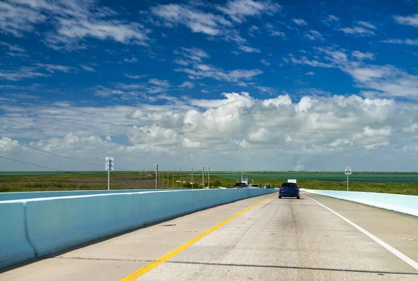 Máquina Condução Velocidade Sobre Ponte Através Das Chaves Atmosfera Viagem — Fotografia de Stock