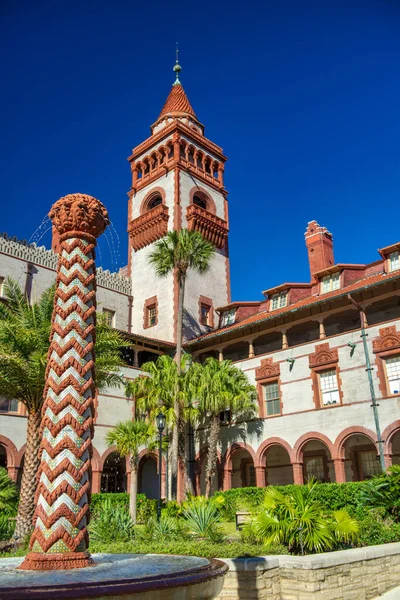 フロリダ州セントオーガスティン フラグラー カレッジ 木と美しい青空と外観 — ストック写真