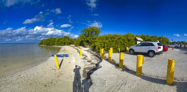 Pláž Podél Zámořské Dálnice Turisty Krásném Slunečném Dni Florida Usa — Stock fotografie