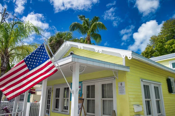 Key West 2016年2月15日 晴れた日には木々に囲まれた黄色の家 — ストック写真