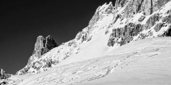 イタリア 冬の間のドロマイト山脈の雪景色 — ストック写真
