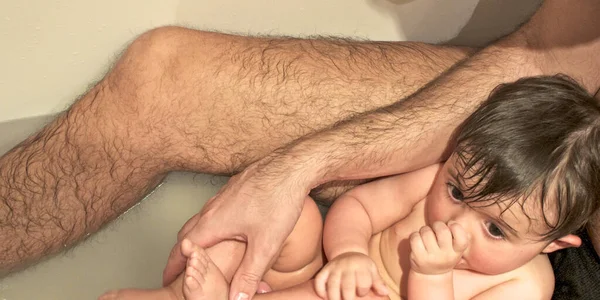 Padre Haciendo Baño Con Hija Bañera Italia —  Fotos de Stock