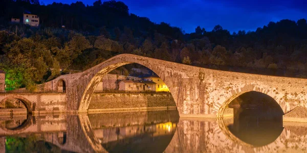 イタリア 夜の悪魔橋の色と反射 — ストック写真