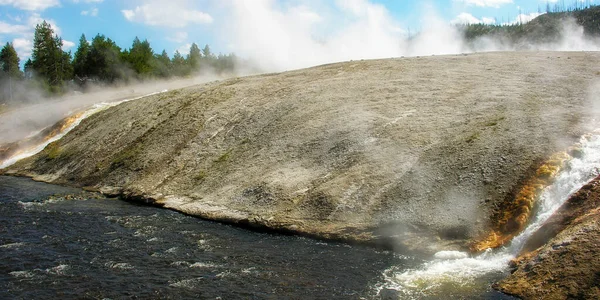 Füstös Gejzír Yellowstone Nemzeti Parkban — Stock Fotó