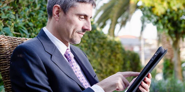 Business Man Relaxing Outdoor His Tablet Italy — Stock Photo, Image