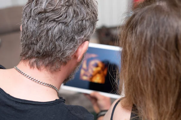 Pareja Joven Feliz Mirando Imágenes Ultrasonido Fetal Tableta —  Fotos de Stock