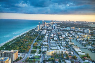 Miami sahili kışın gün batımında, inanılmaz helikopter manzarası, Florida..
