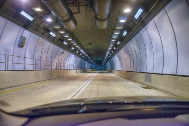 Şehir tünelinde arabayı hızlandırıyor..