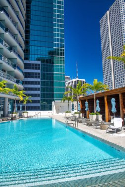 MIAMI, FL - 27 Şubat 2016: Miami şehir merkezindeki modern gökdelenlerin ortasında havuz yükseltildi.