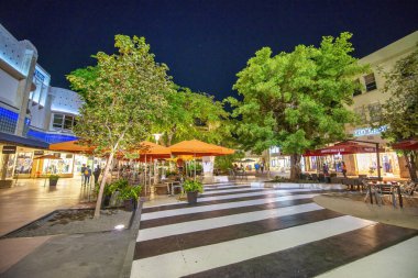 MIAMI BEACH - Şubat 2016: Lincoln Yolu 'ndaki şehir sokakları.