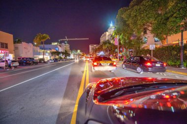 MIAMI, FL - Şubat 2016: Miami Beach 'te gece araba trafiği.