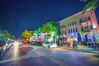 MIAMI BEACH, FL - 28 Şubat 2016: Okyanus Bulvarı barları ve gece trafiği.