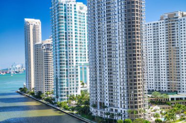 Brickell Key 'in gökdelenleri Güneşli bir günde, Florida.