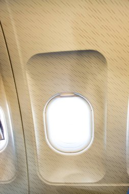 Işıklı uçak penceresi geliyor..