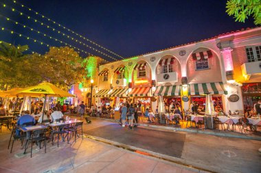 MIAMI BEACH, FL - ŞUBAT 28 Şubat 2016: Geceleri turistler ve yerel restoranlarla şehir sokakları.
