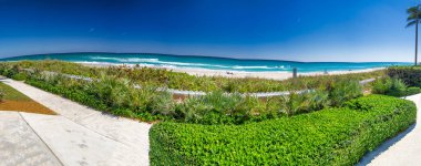 Palm Beach güzel kıyı şeridi, Florida. Panoramik görünüm.