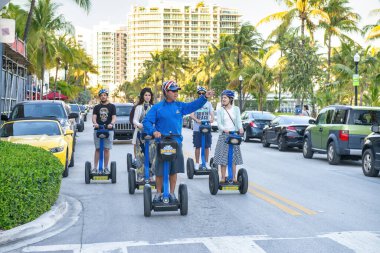 MIAMI BEACH, FL - 24 Şubat 2016: Okyanus Bulvarı boyunca segway ile şehir turu, bulanık görüş.