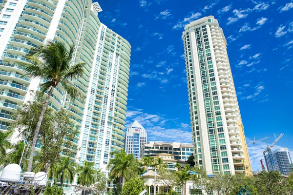 Fort Lauderdale Fevereiro 2016 Arranha Céus Cidade Contra Céu Azul — Fotografia de Stock