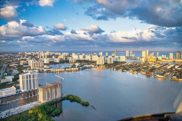 Vista Helicóptero Horizonte Miami Beach Com Água Edifícios — Fotografia de Stock