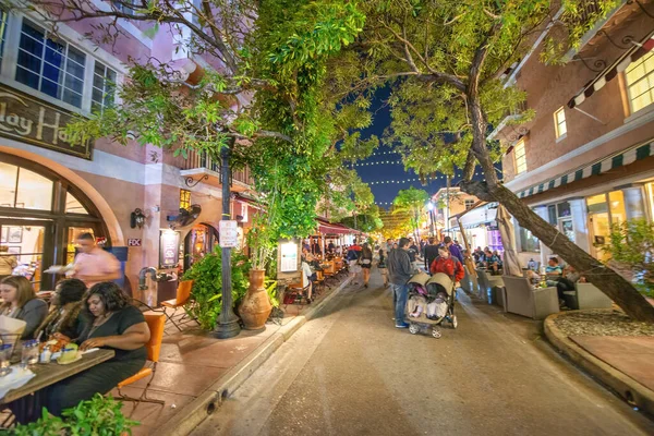 Miami Beach Febbraio 2016 Espanola Way Con Turisti Notte — Foto Stock