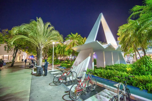 Miami Beach Février 2016 Lincoln Road Avec Les Touristes Nuit — Photo
