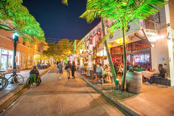 Miami Beach Fevereiro 2016 Espanola Way Com Turistas Noite — Fotografia de Stock