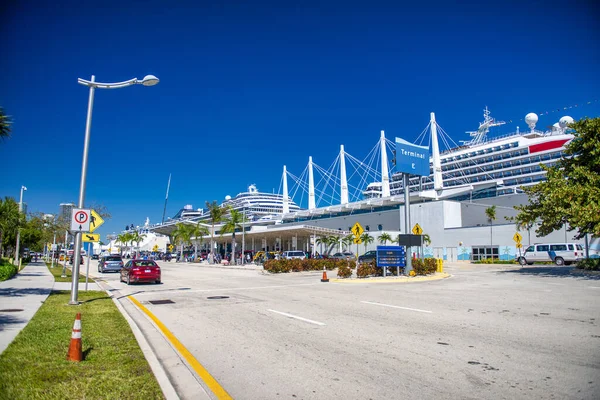 Miami Febrero 2016 Cruceros Largo Del Puerto Ciudad Hermoso Día —  Fotos de Stock