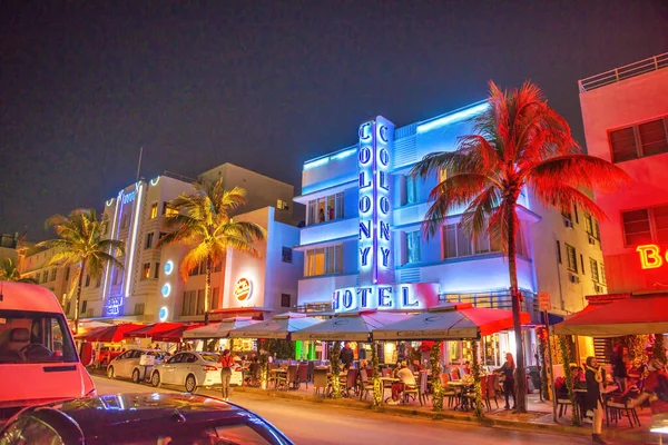 Miami Beach Febrero 2016 Ocean Boulevard Pubs Tráfico Nocturno — Foto de Stock