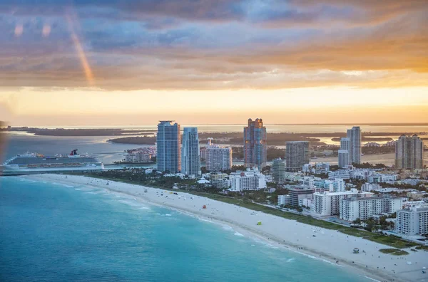 Solnedgång Utsikt Över Miami Skyline Från Helikopter — Stockfoto