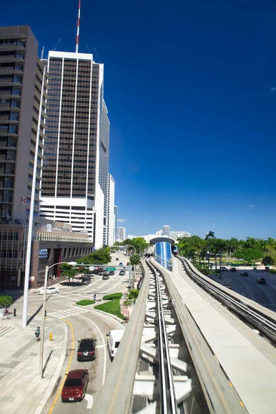 Miami 2016年2月1日 在一个阳光灿烂的日子里 沿着Metrorail的现代城市建筑 — 图库照片