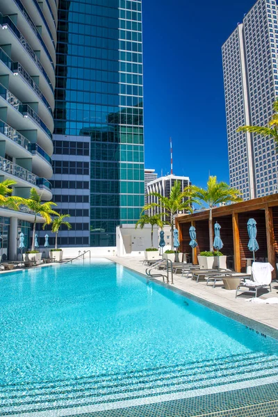 Miami Febrero 2016 Piscina Elevada Medio Rascacielos Modernos Centro Miami — Foto de Stock