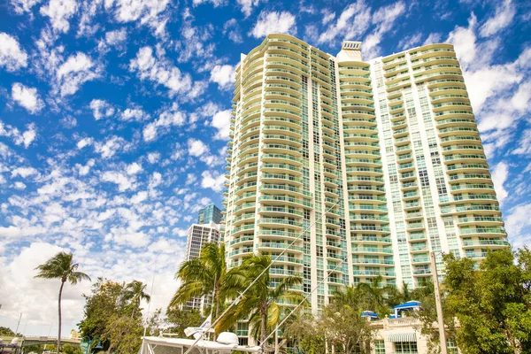 Fort Lauderdale Fevereiro 2016 Arranha Céus Cidade Contra Céu Azul — Fotografia de Stock