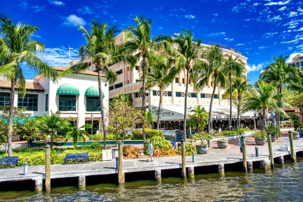 Fort Lauderdale Februari 2016 Stadshuizen Langs Grachten Tegen Een Blauwe — Stockfoto