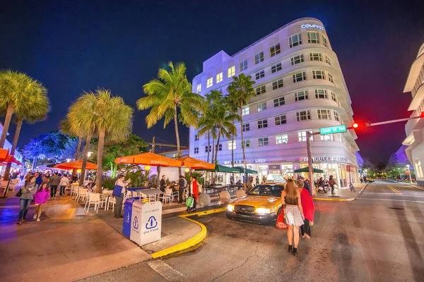 Miami Beach Febrero 2016 Lincoln Road Con Los Turistas Por —  Fotos de Stock