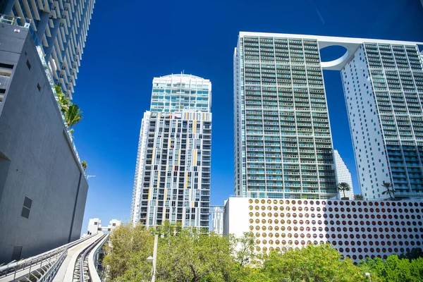 Centrum Miami Metrorail Vlak Zrychluje Mezi Městskými Mrakodrapy — Stock fotografie