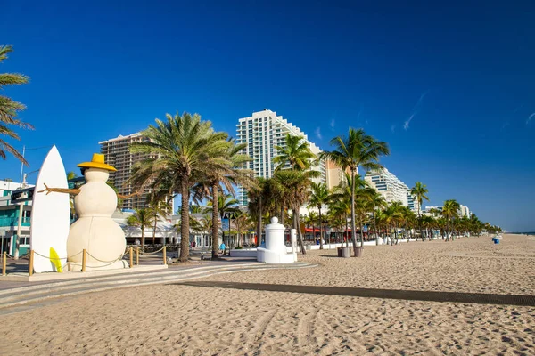 フロリダ州フォートローダーデール 2016年2月 観光客と一緒に海沿いの都市のビーチと遊歩道 — ストック写真