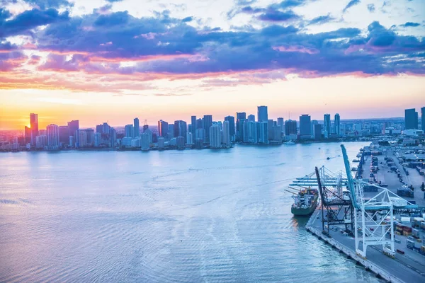 Een Stad Skyline Met Een Lichaam Van Het Water Een — Stockfoto