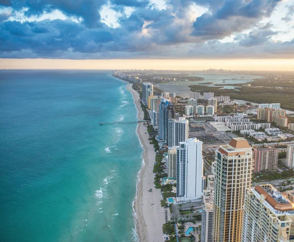 Een Stad Aan Het Water Vanuit Lucht — Stockfoto