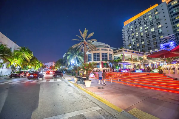 Uma Rua Com Palmeiras Edifícios Noite Mia Beach Ocean Boulevard — Fotografia de Stock