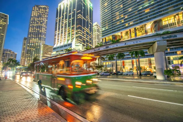 Una Calle Ciudad Con Coches Edificios Por Noche —  Fotos de Stock