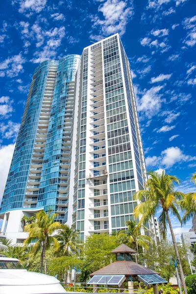 フロリダ州パームと青い空のフォートローダーデールの高層ビル — ストック写真